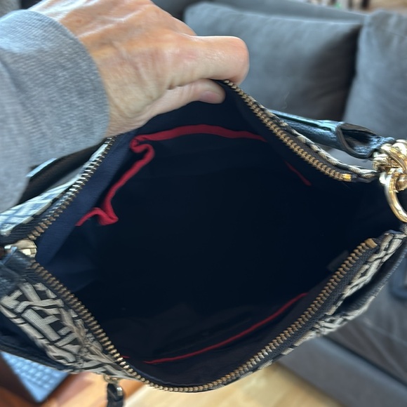 Tommy Hilfiger Signature Black/Tan Logo Purse Leather and Gold Chain Accents - Picture 5 of 6